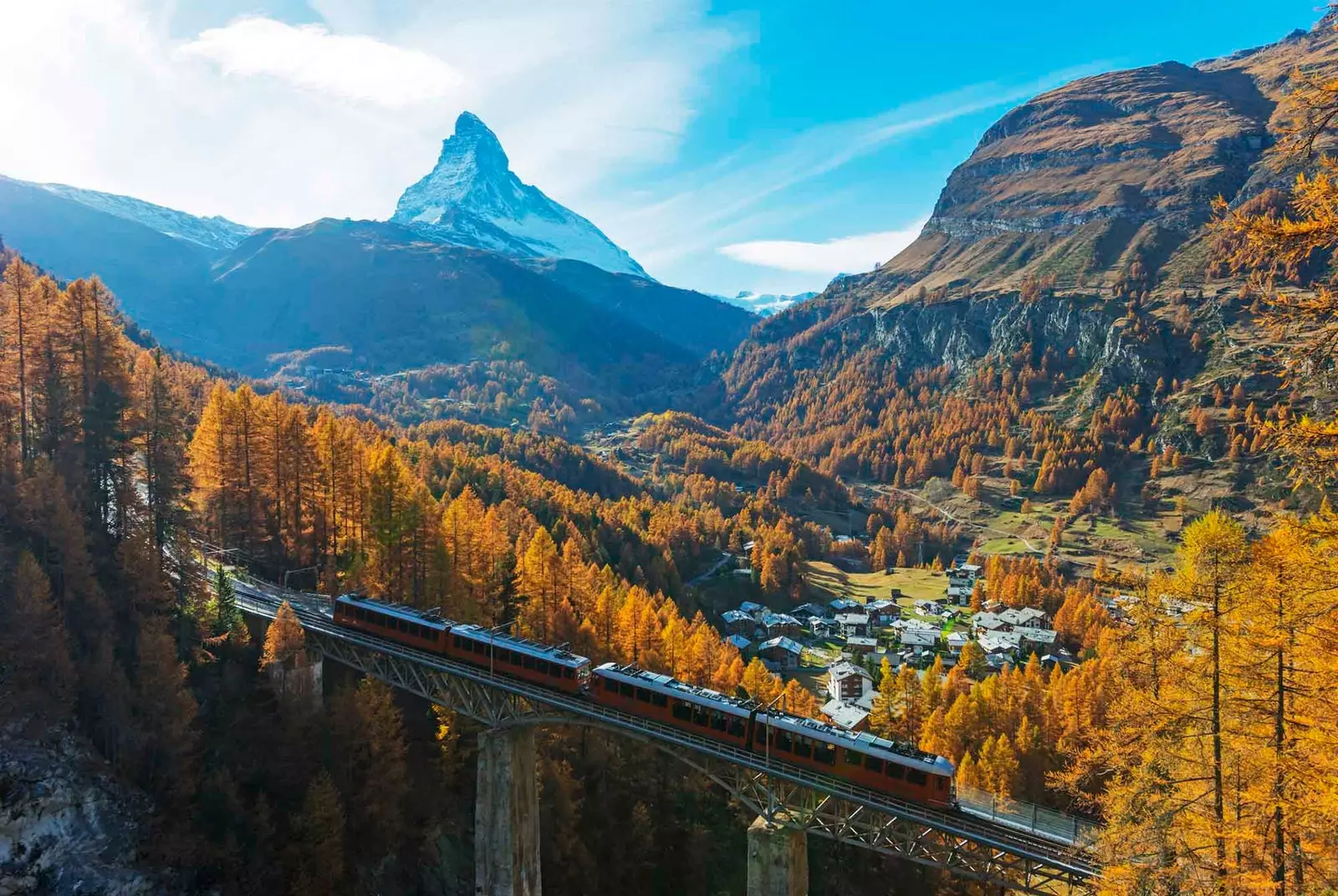 trem sobre uma ponte nos Alpes