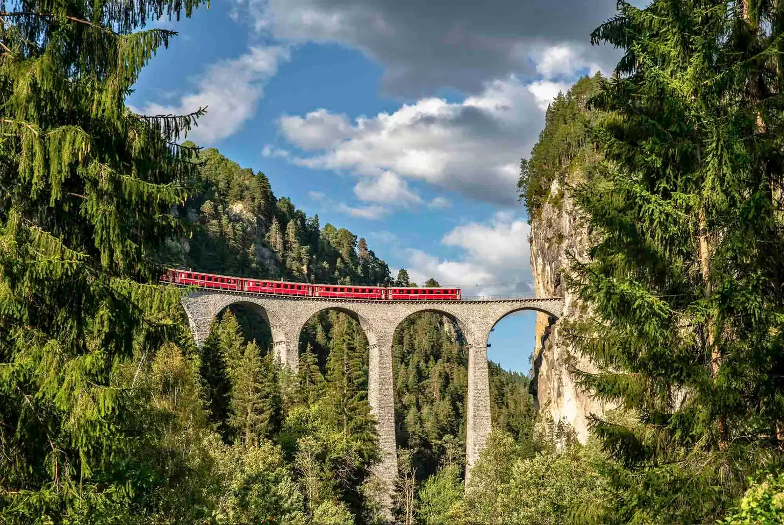 treno su un ponte nelle alpi