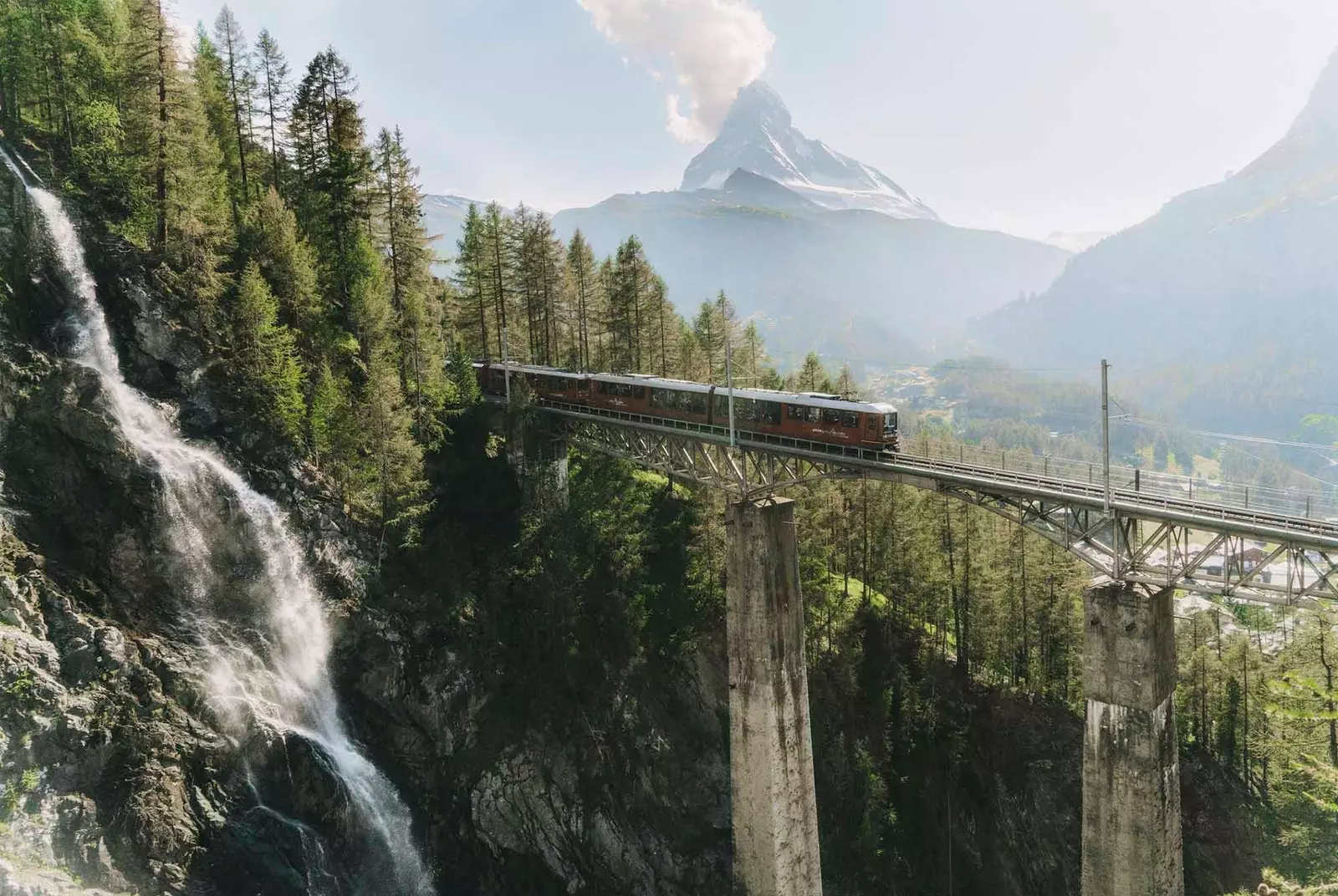 trein over een brug in de alpen