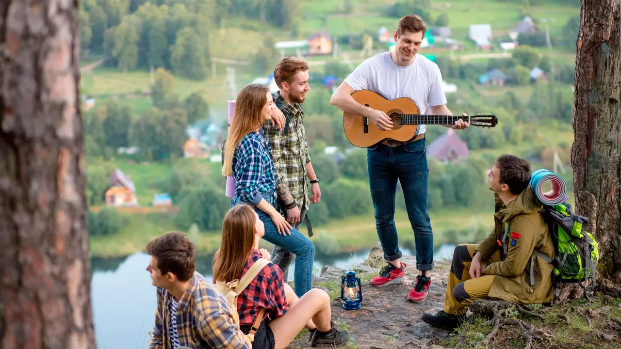 Discohike, die Bergwanderungen und Exkursionen, die mit Musik auf dem Gipfel enden