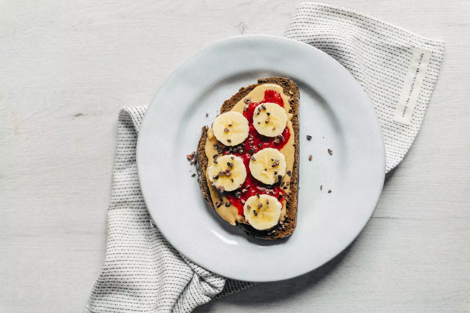 Tost z masłem orzechowym na rok śniadań