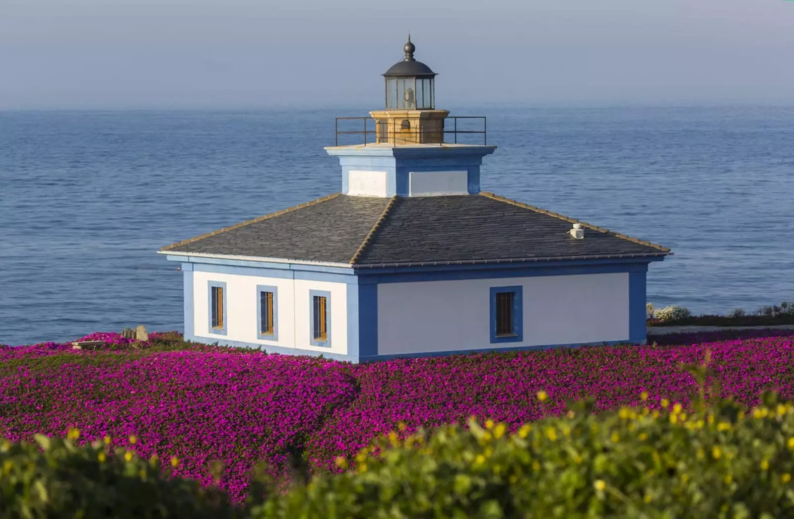 Em um farol de frente para o Cantábrico