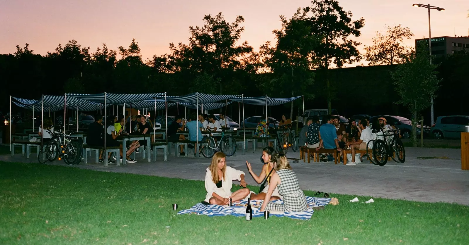 Camping in der Strandbar von Poblenou, die Barcelona revolutioniert