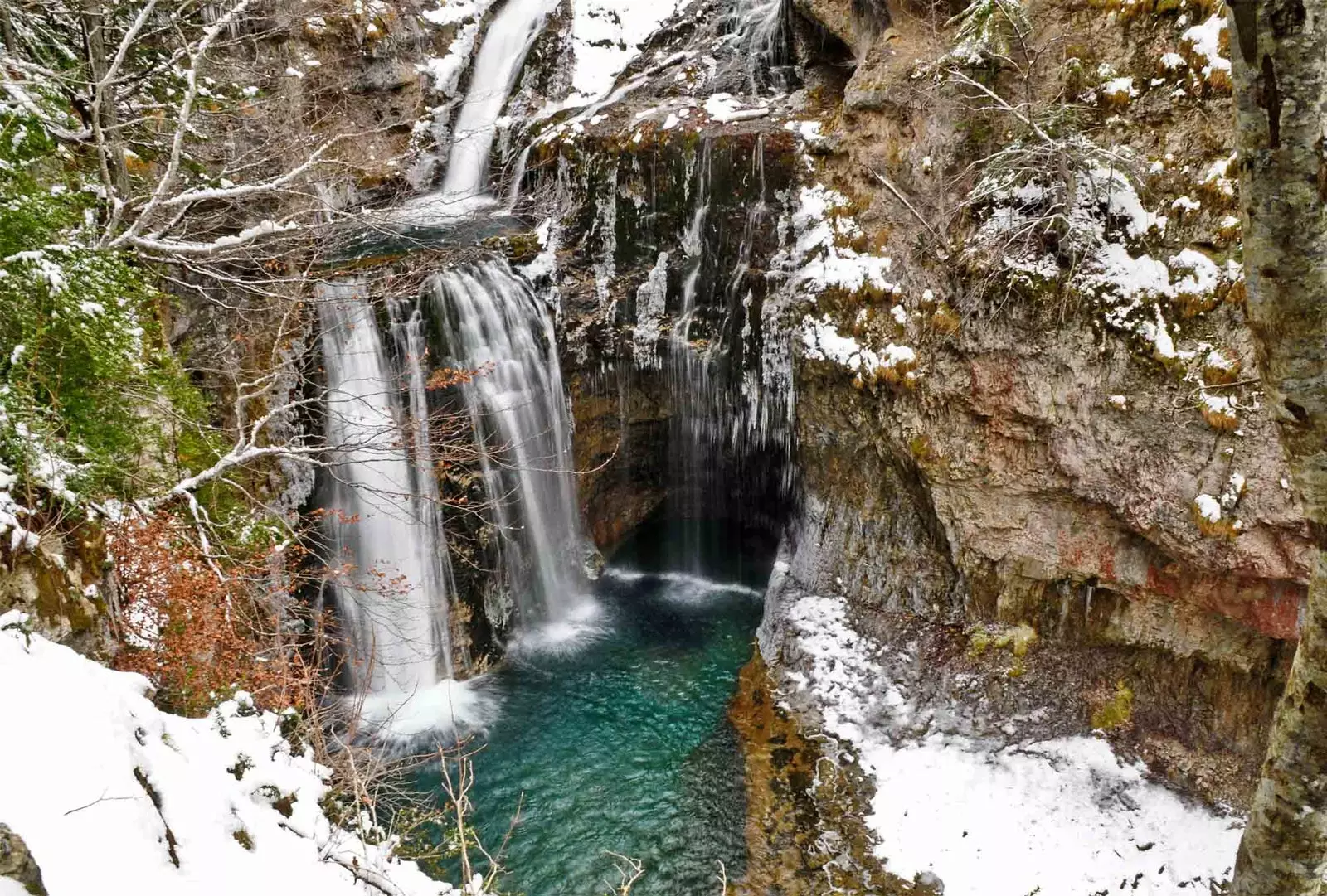 Wasserfall mit Schnee in Ordesa und Monteperdido