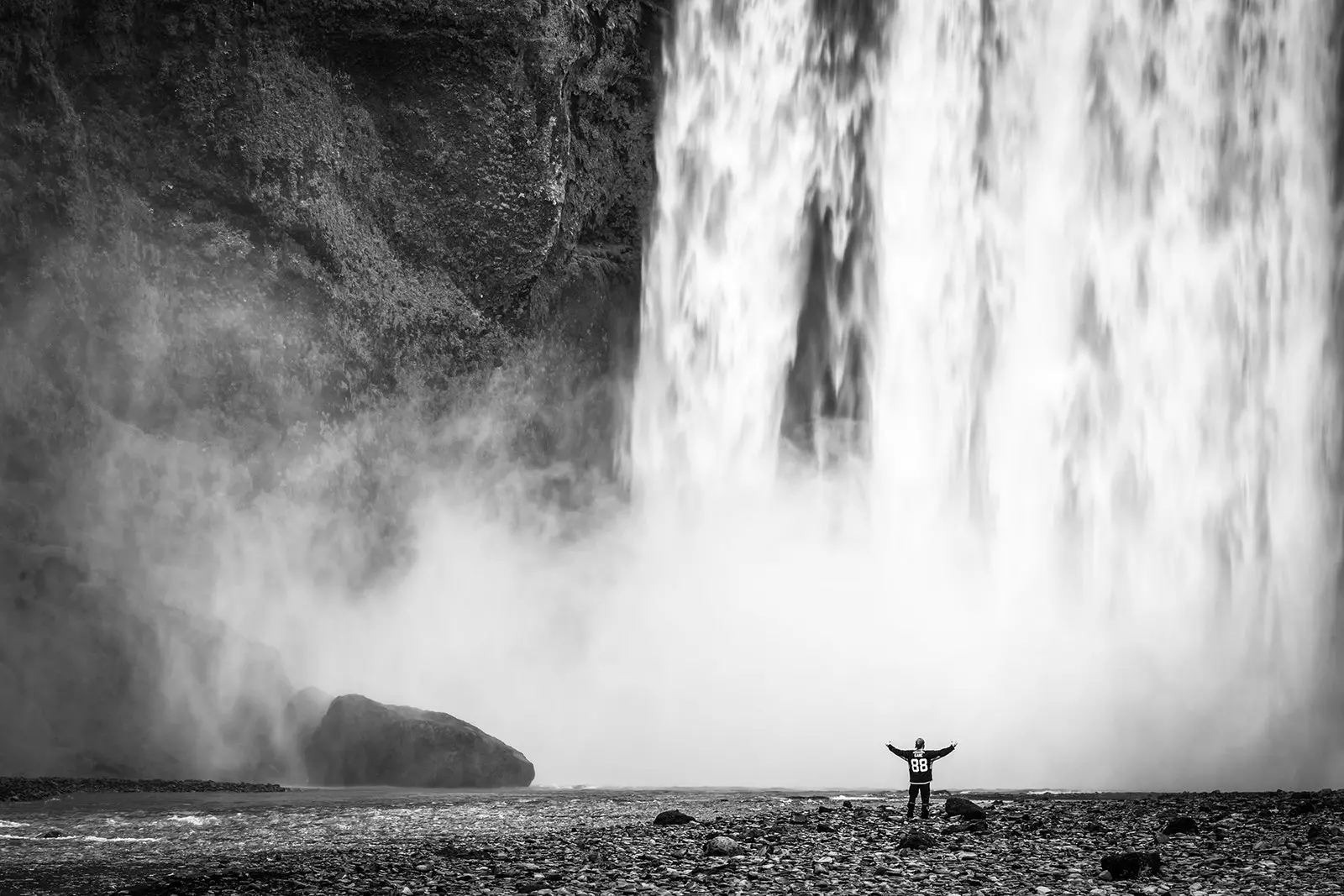 Luoghi come la cascata Godafoss, la grotta Grjotgj dove John Snow e Ygritte si avvicinano un po', o il Parco Nazionale...