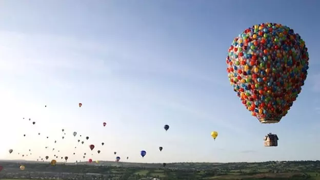 El globus de la pel·lícula 'Up' solca el cel d'Austràlia