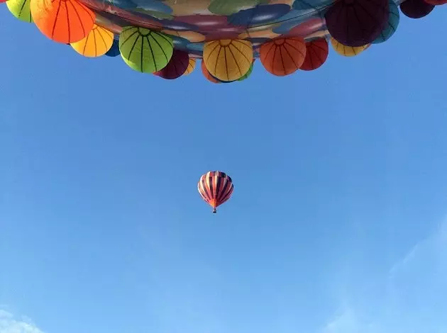 Balon iz filma 'Up' leti po nebu Avstralije