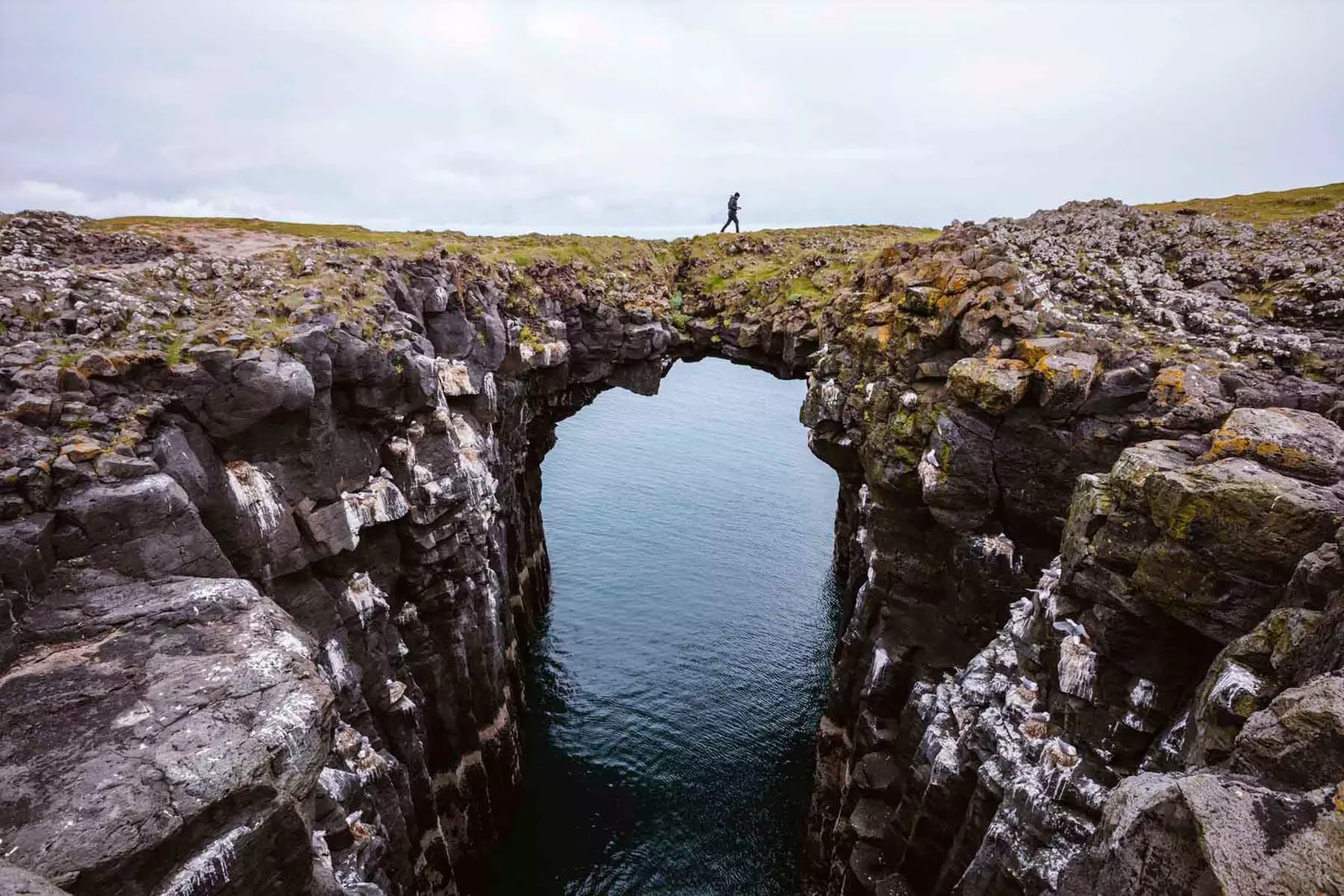 arco di pietra sul mare