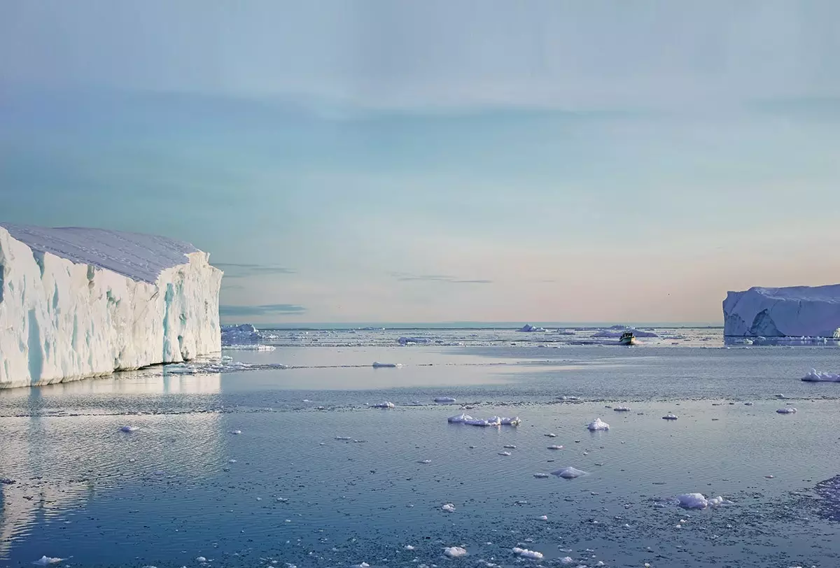 Isberg som flyter i Ilulissat isfjord en av de mest UNESCO:s världsarv...