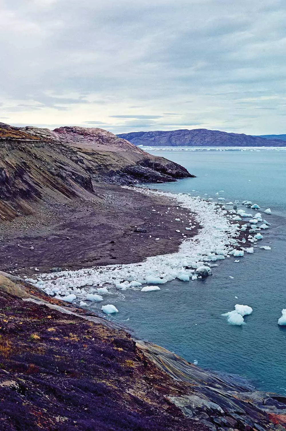 Ein Strand in der Nähe des Eqi-Gletschers, 240 km über dem Polarkreis