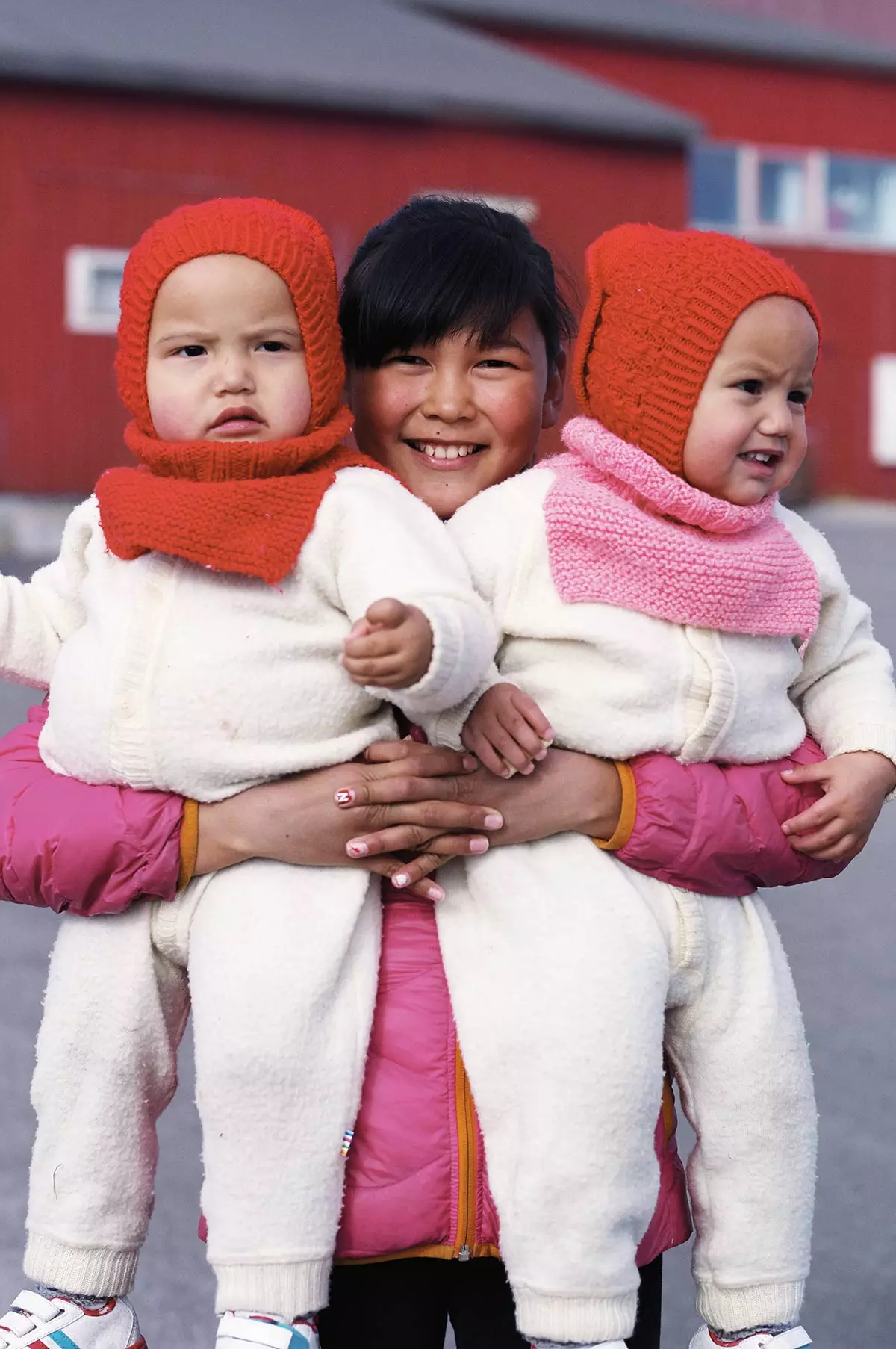 Is máthair Ghraonlannach í Henni Osterman lena clann Karla agus Nivi in Ilulissat