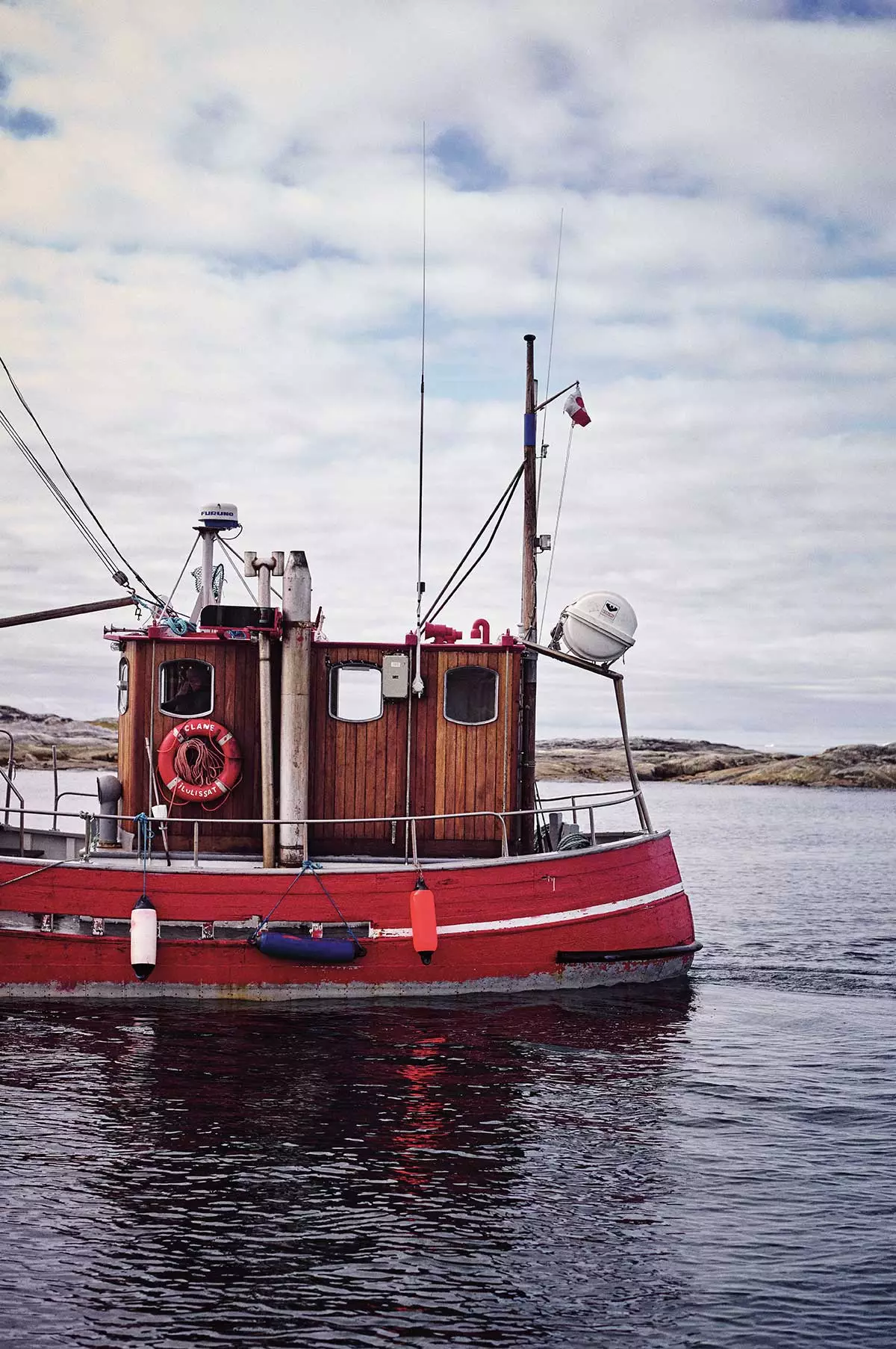 Fiskibátur í höfninni í Ilimanaq á suðausturströnd Disko-flóa