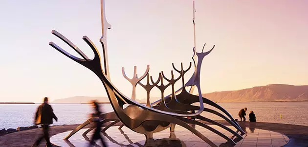 Sun Voyager skulpturen, der ser ud til havet