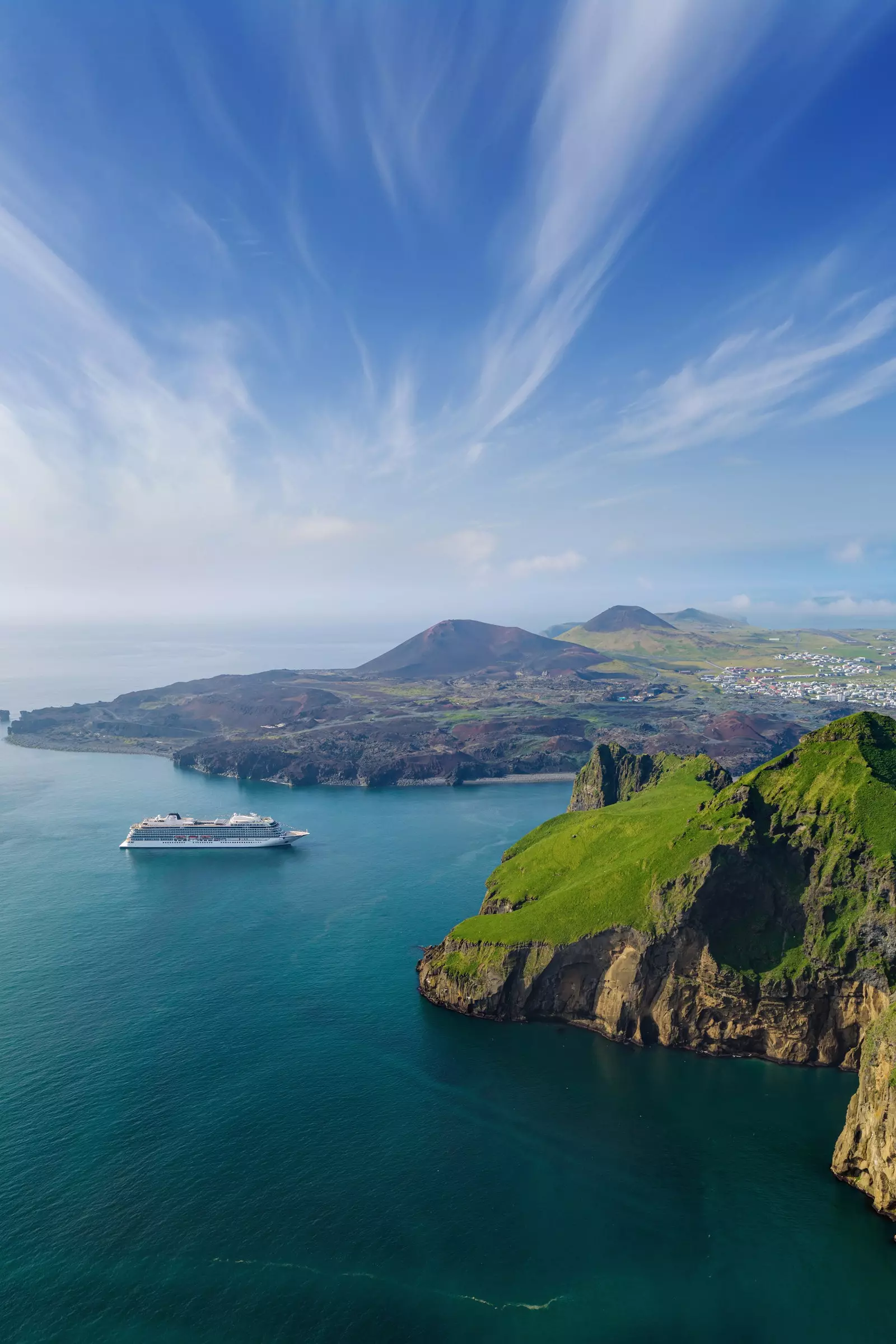 Cruiseskip i havet langs den islandske kysten