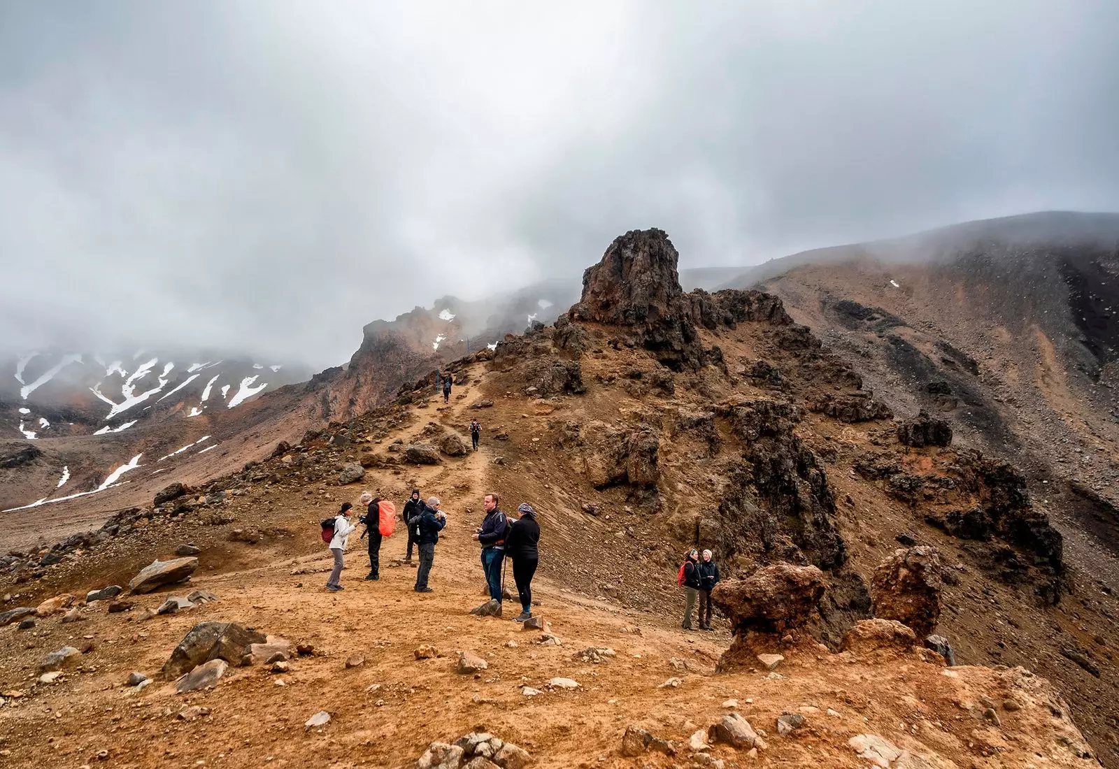 Le chemin de Tongariro peut sembler simple mais il ne l'est pas