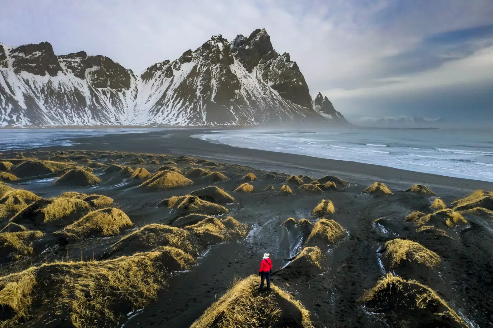 Stokksnes پیاده روی در بهترین ساحل وحشی روی زمین