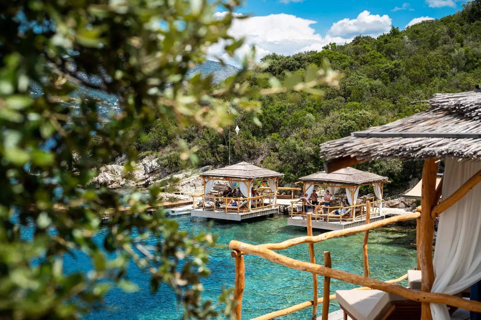 Prywatne wille na plaży i wysokiej klasy gastronomia w Bowa.