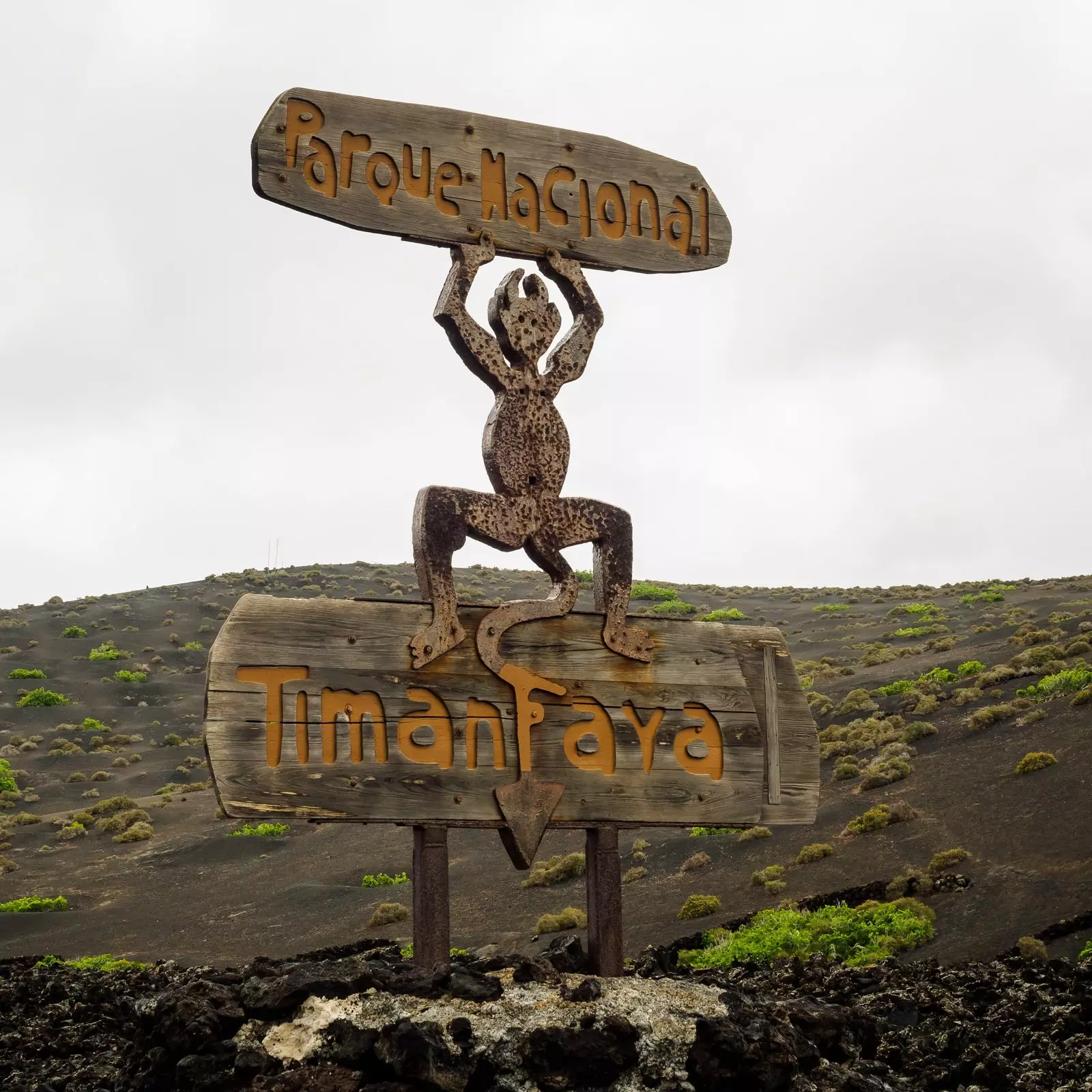 Páirc Náisiúnta Timanfaya leis an lógó diabhal deartha ag Csar Manrique