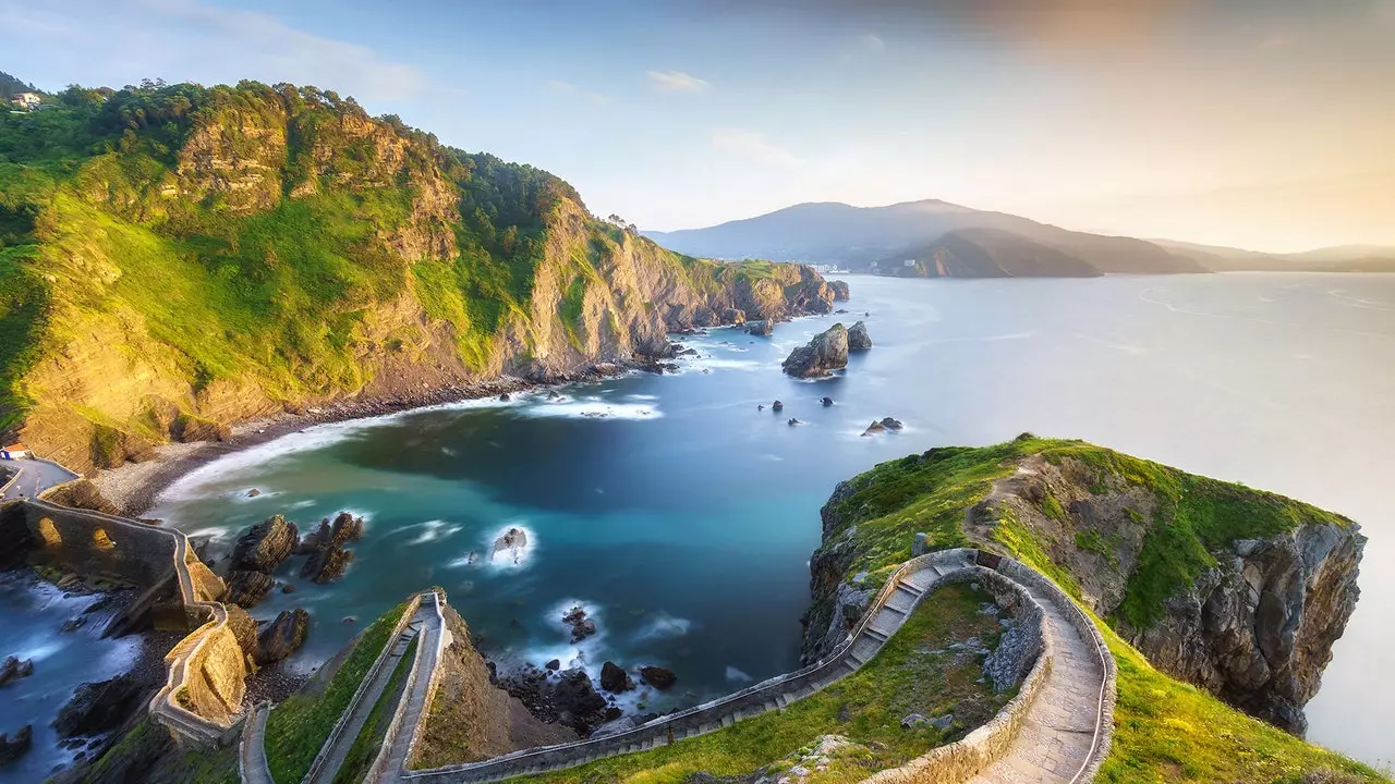 San Juan de Gaztelugatxe, l'isola più affascinante della Spagna secondo i lettori di Condé Nast Traveller