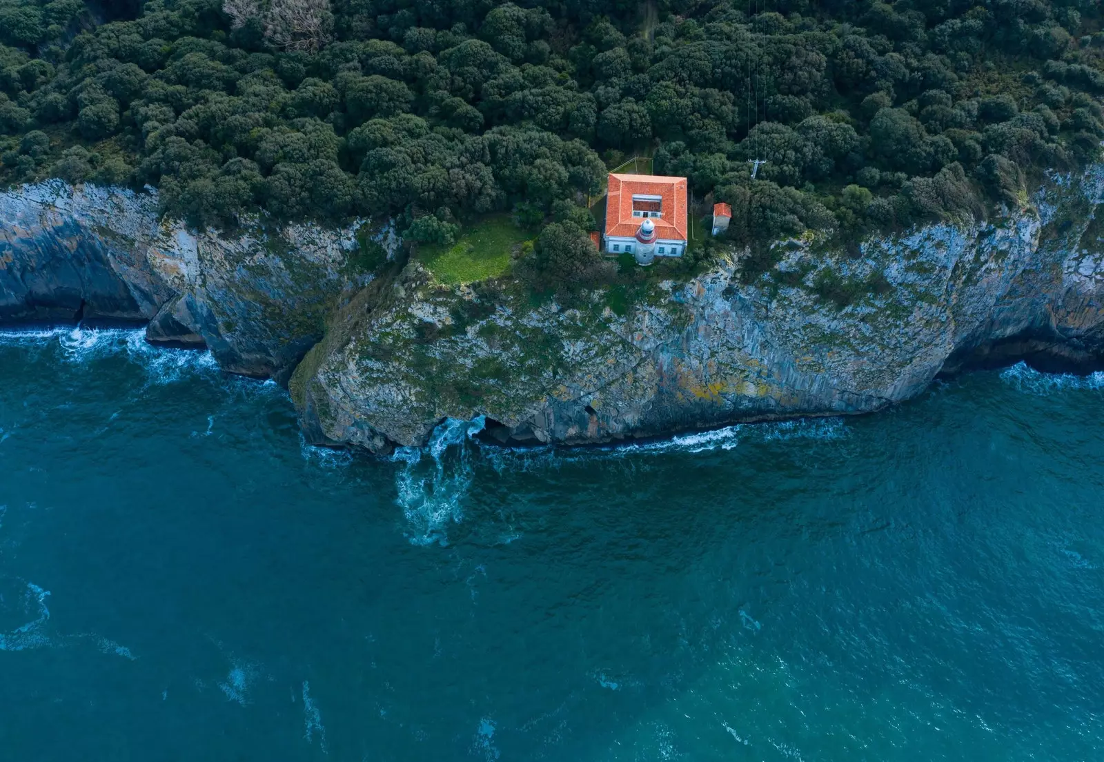 Faro di San Emeterio nei pressi della grotta del Pindal