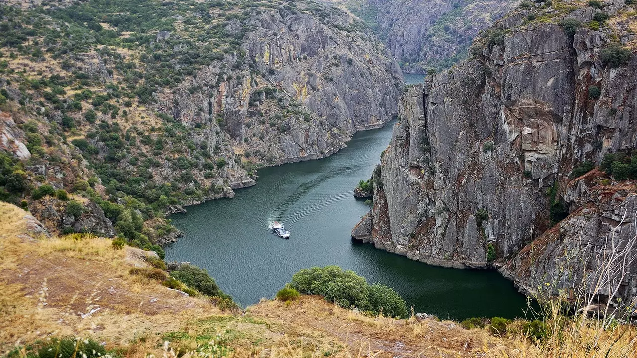 Secondary roads: before leaving the Douro to be Portuguese