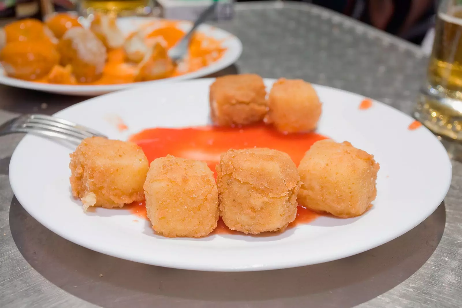 Queijo frito com geleia de tomate