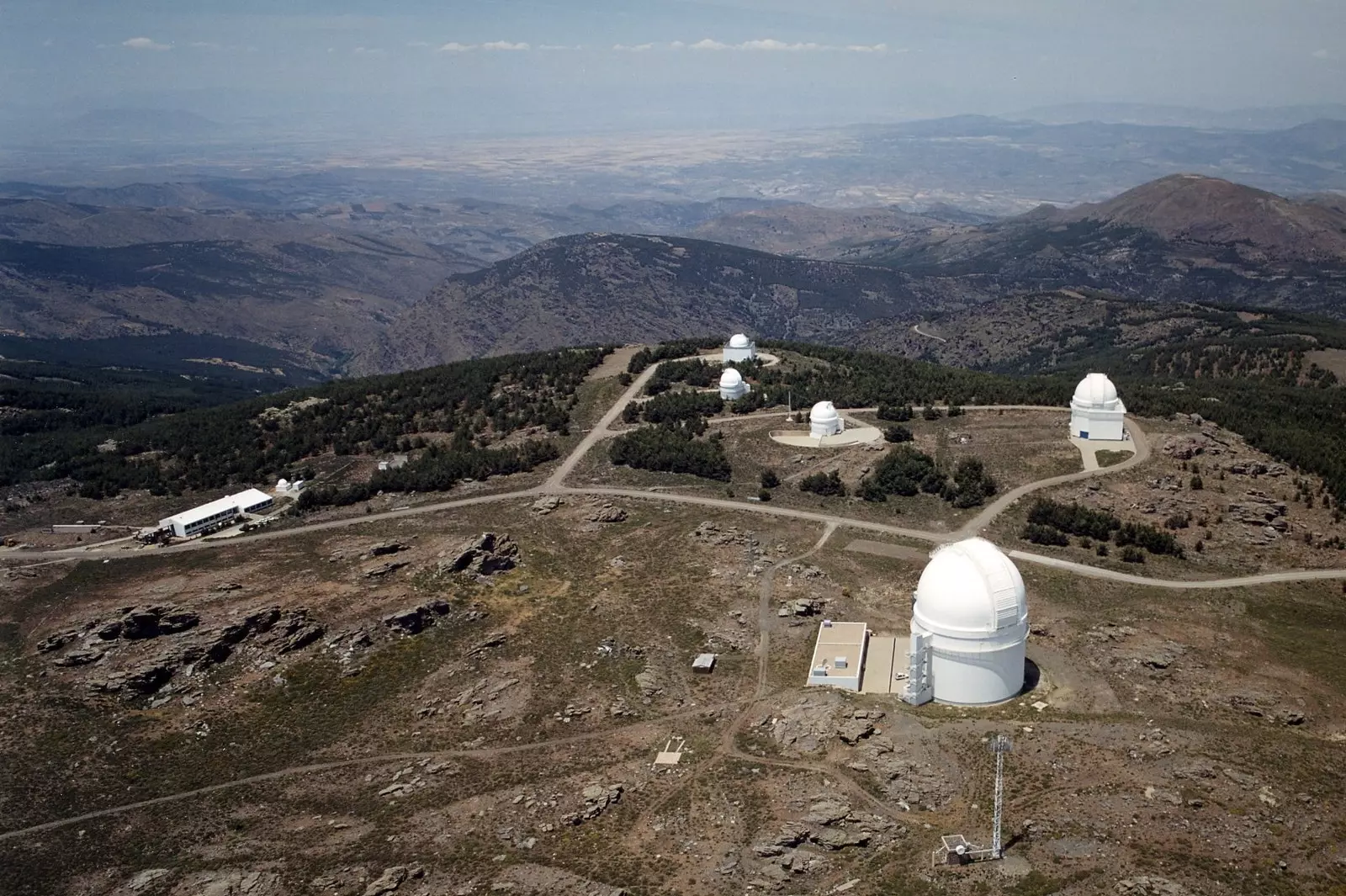 Ispanijos astronomijos centras Andalūzijoje užima plokščiakalnį beveik 2200 metrų virš jūros lygio.