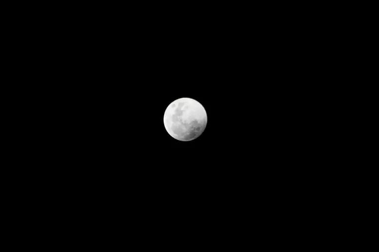 Eclissi lunare catturata dal Centro astronomico ispanico in Andalucía Almería.