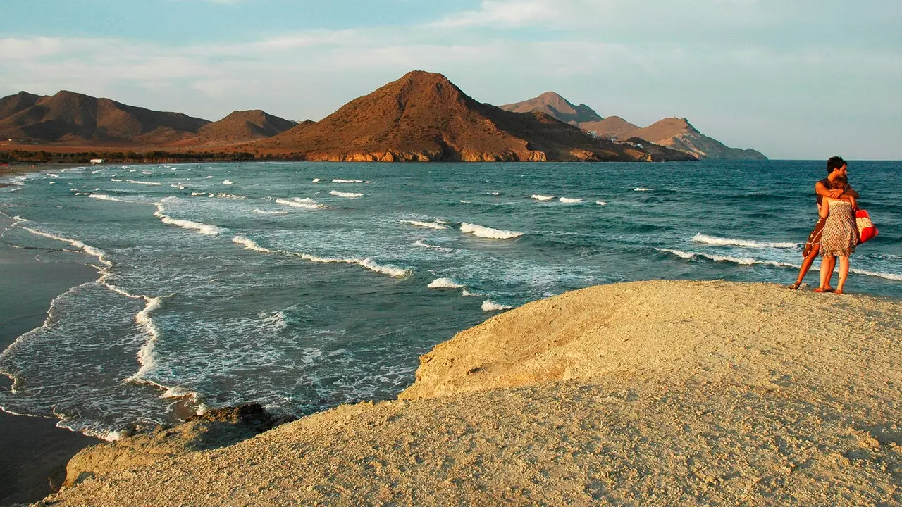 Mereka mengizinkan pembangunan hotel di Cabo de Gata yang membahayakan taman alam