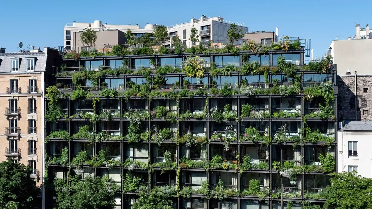 Parijs vanuit dit hotel met een verticale tuin en uitzicht op de Eiffeltoren