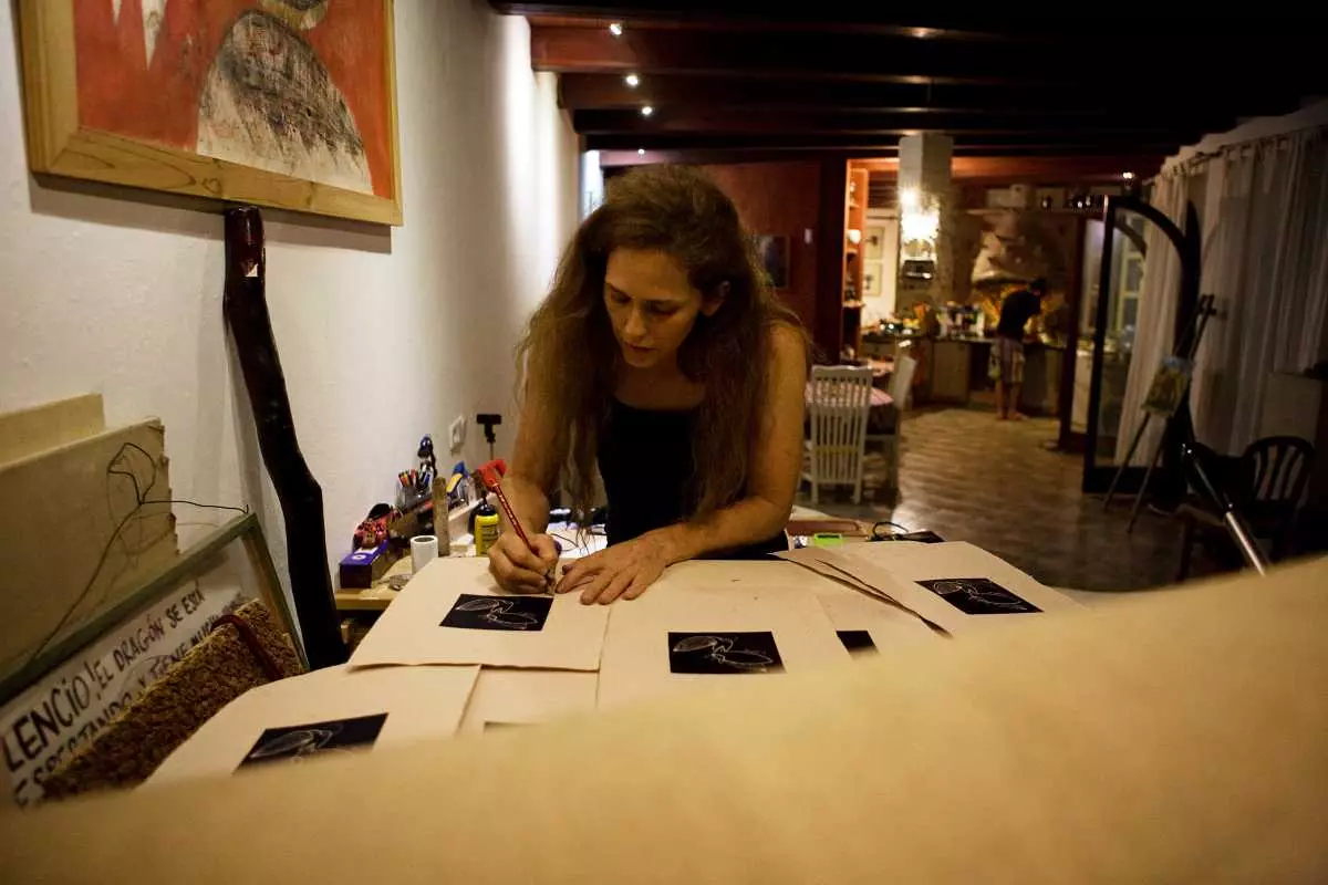 Lokakarya serigrafi Naga Taman Alam Calderona di Sierra de la Calderona Valencia.