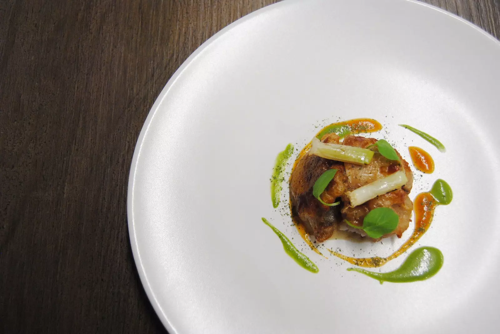 Orelha com vísceras de bacalhau ao molho brava e pesto restaurante Ceibe Ourense