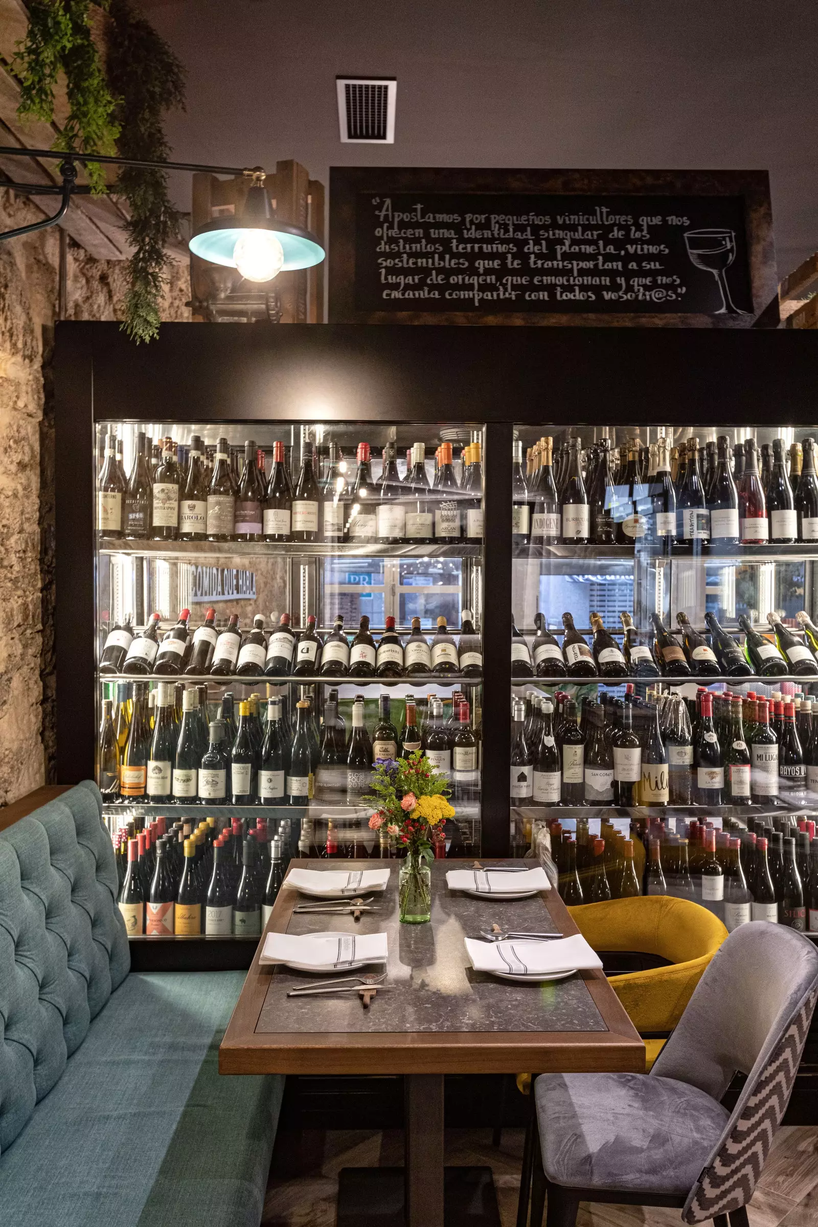 La cave qui divise le bar et la salle à manger.