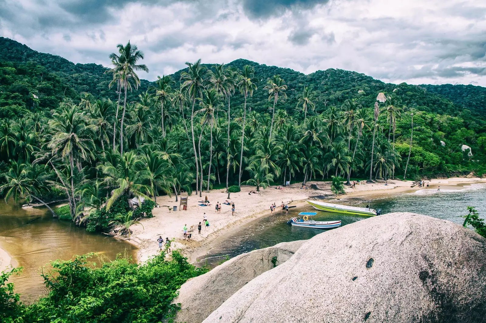 Tayrona-д өөрийгөө алдаж, зайнаас ажиллаарай.