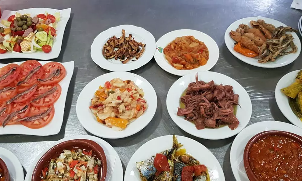 Tapas tại quán bar trên bãi biển La Barraquilla del Alquin trên bãi biển Alquin.