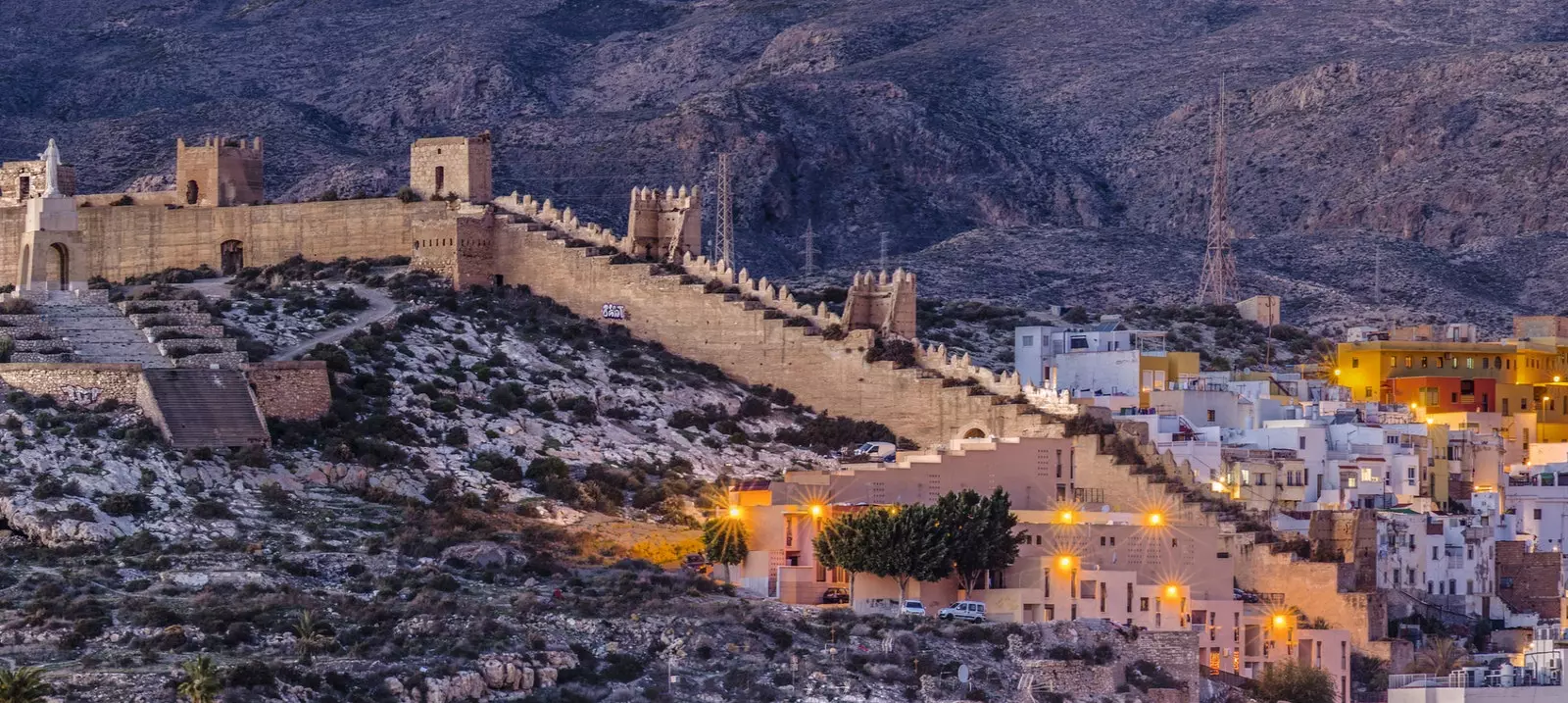 Almería Alcazaba ir lielākais arābu cietoksnis Spānijā.