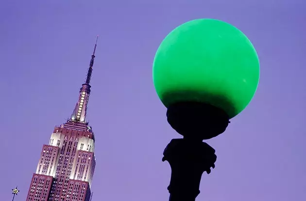 Ein U-Bahn-Schild mit dem Empire State Building im Hintergrund