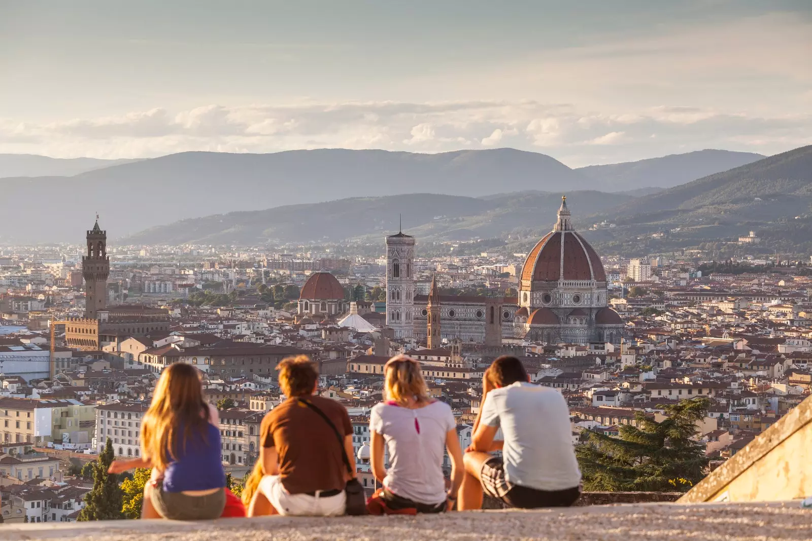 San Miniato al Monte İtaliyadan Florensiyanın panoramik görünüşü