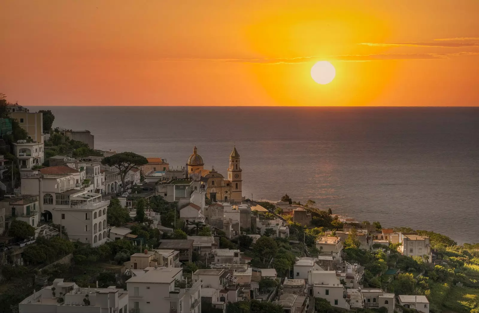 Zonsondergang in Praiano Amalfi kust Italië.