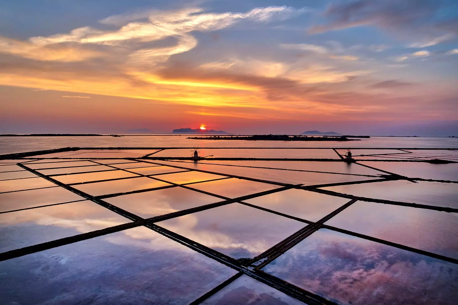 Salt flats fi Sqallija l-Italja