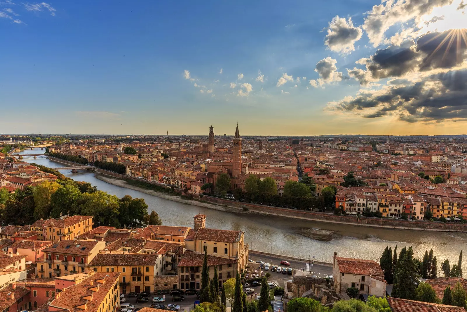 Matahari terbenam di Verona Italia