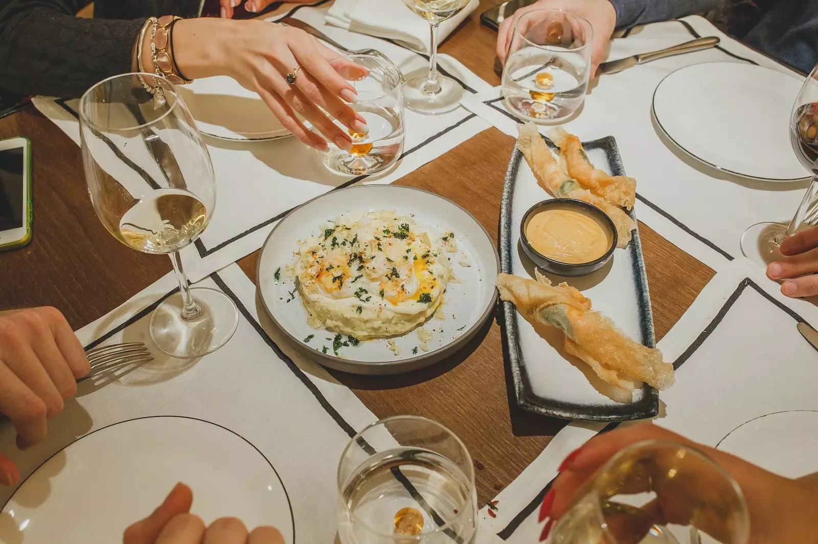 Salad Rusia dengan telur puyuh diiringi udang Robuchon dari BIBO Madrid