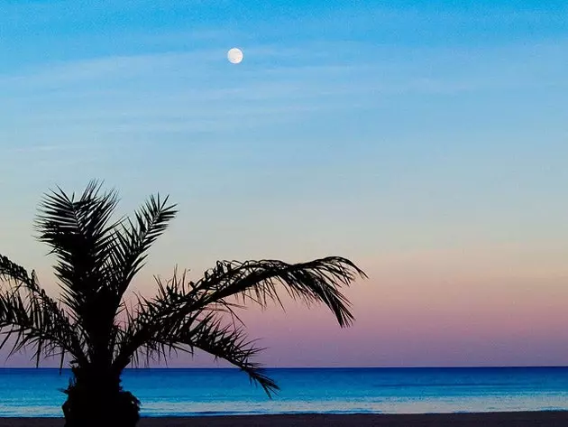 Solnedgång på stranden i Gandia