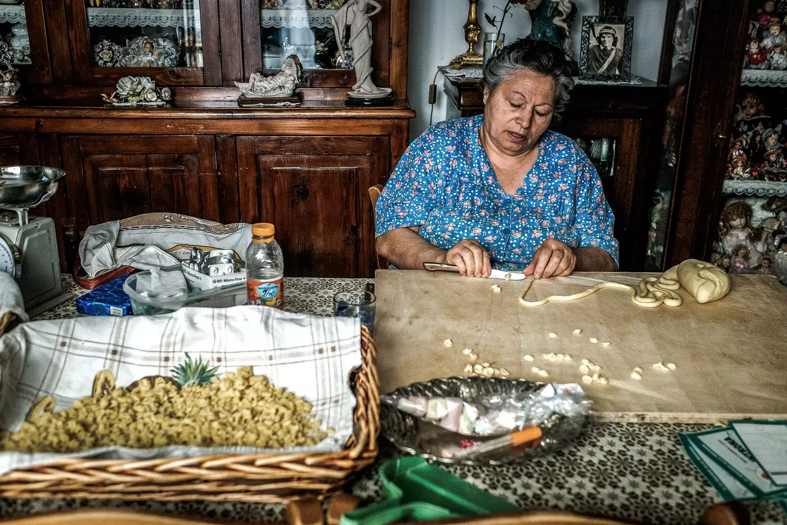 Il nonno italiano che impasta l'iconica pasta 'orechiette'.