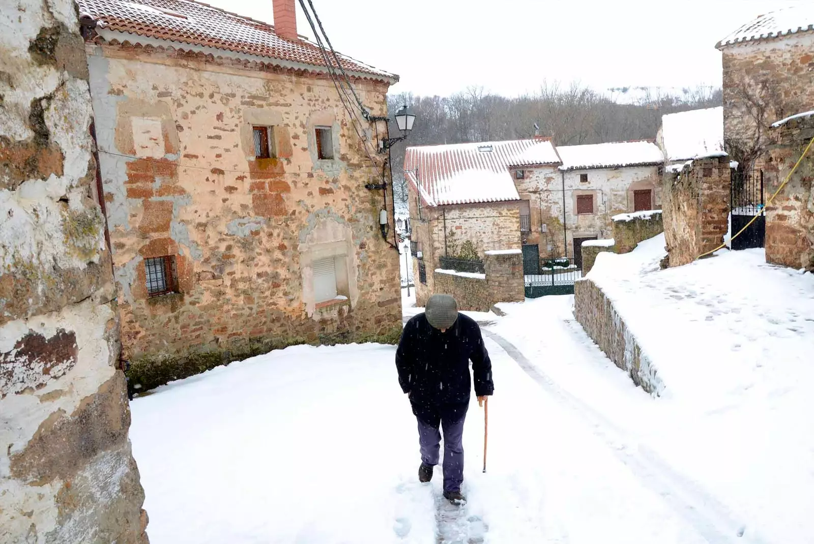 človek, ki hodi pod oncala snegom