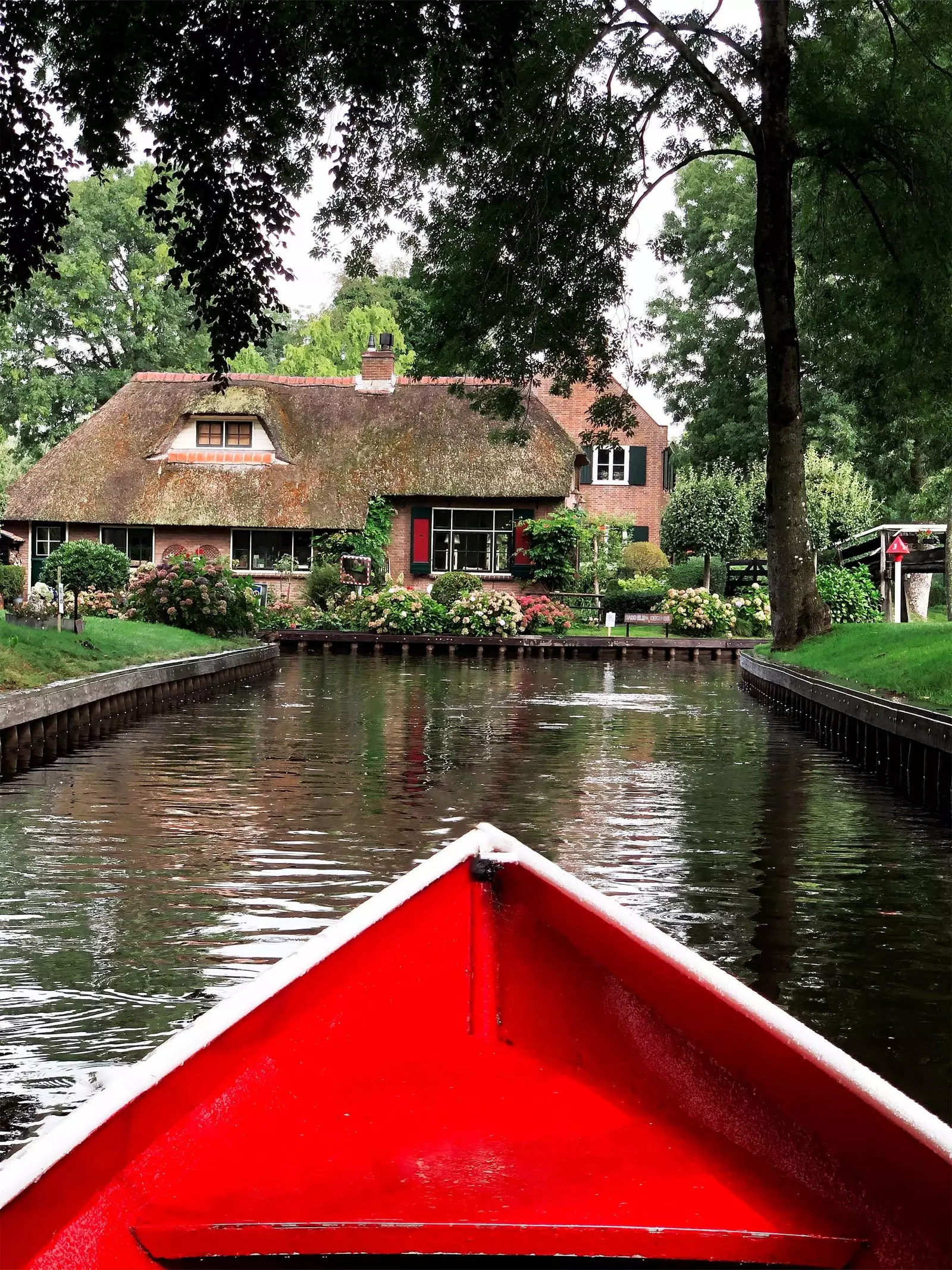 Giethoorn kanallarından biri.