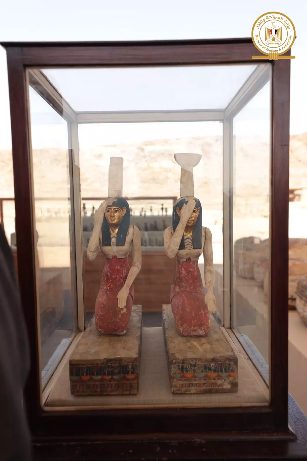 Statuja prej druri të perëndeshave Isis dhe Nephthys