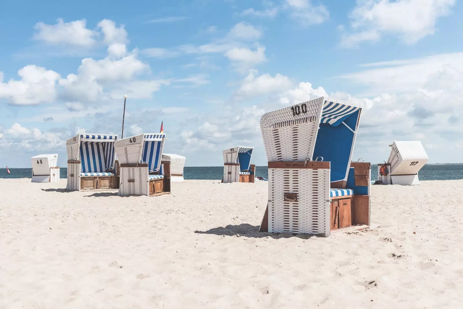 Den typiske strand kurv stole eller Strandkörbe på stranden i Hörnurn