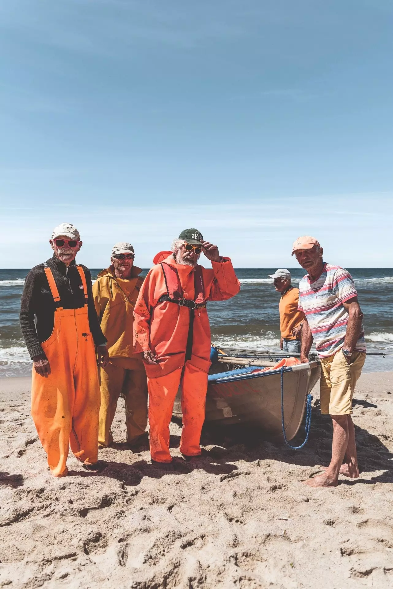 Buhne 16 beach bistro'nun sahipleri Uwe Conrad ve Dieter Behrens kardeşler günün yakalamasıyla.