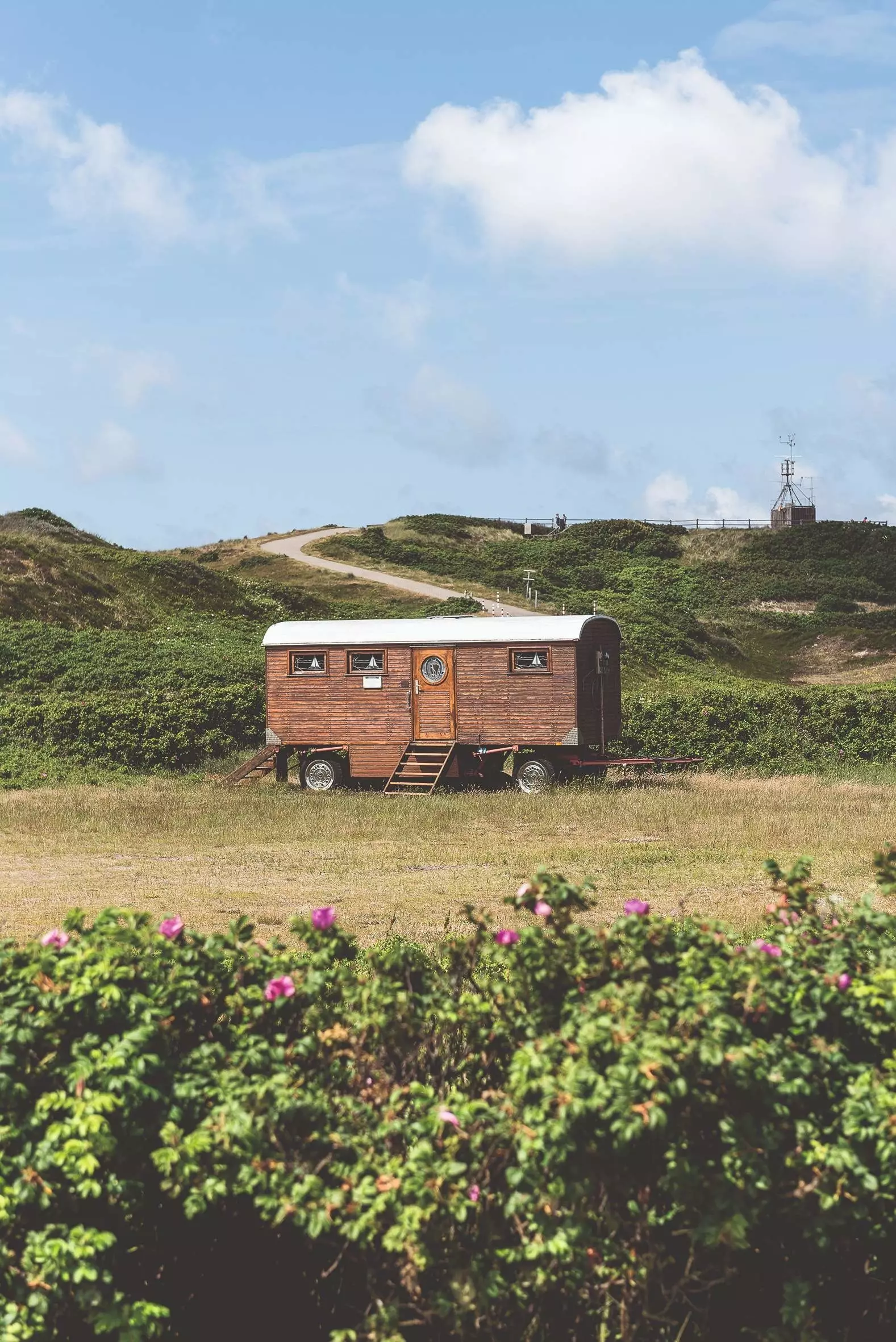 Karavan di padang rumput dekat pantai di Rantum